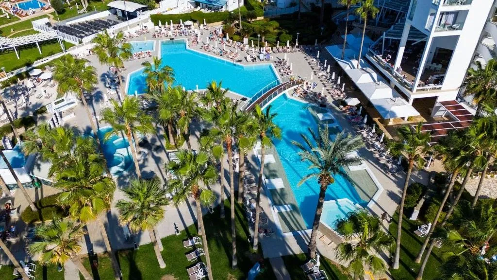 Leonardo Plaza Cypria Maris Beach Hotel & Spa squash venue photo 2 of 3