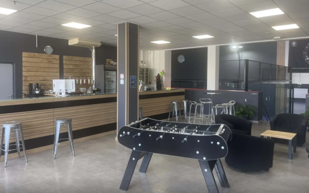 Le Wizz Squash Club et Restaurant squash venue photo 1 of 4