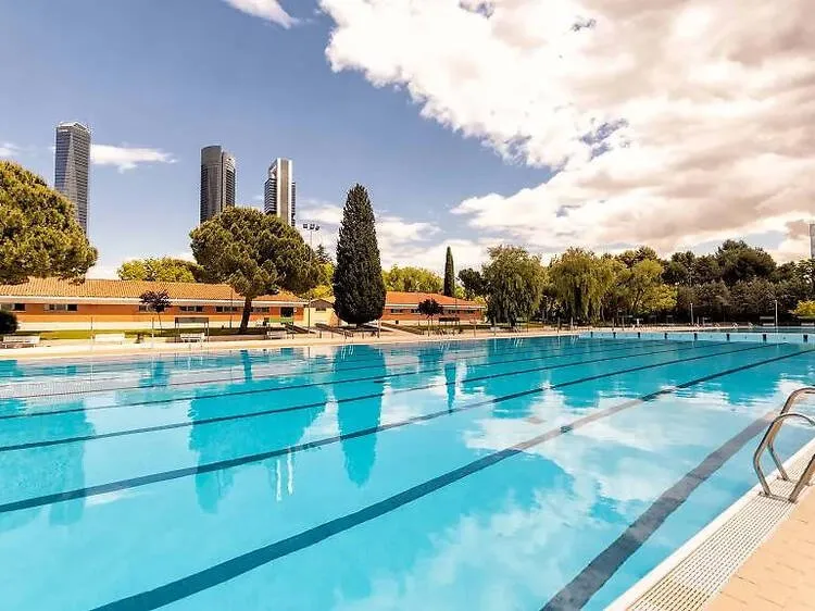 Piscinas cubierta y al aire libre squash venue photo 2 of 10
