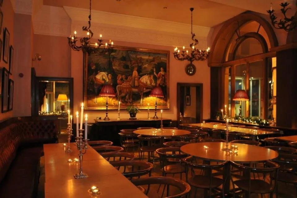 The Racquet Club Hotel & Ziba Restaurant squash venue photo 3 of 5