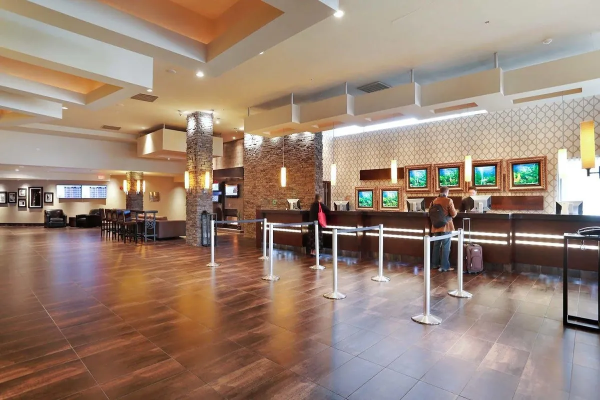 Sandman Signature Vancouver Airport Hotel & Resort squash venue photo 3 of 7