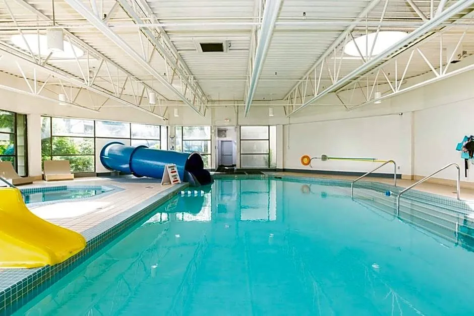 Sandman Signature Vancouver Airport Hotel & Resort squash venue photo 1 of 7